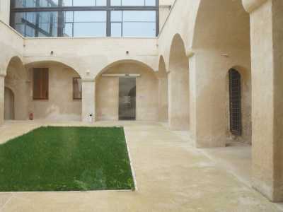 Attraversato un cortile centrale con le sue possenti arcate in pietra, si supera una piccola porta vetrata che conduce...